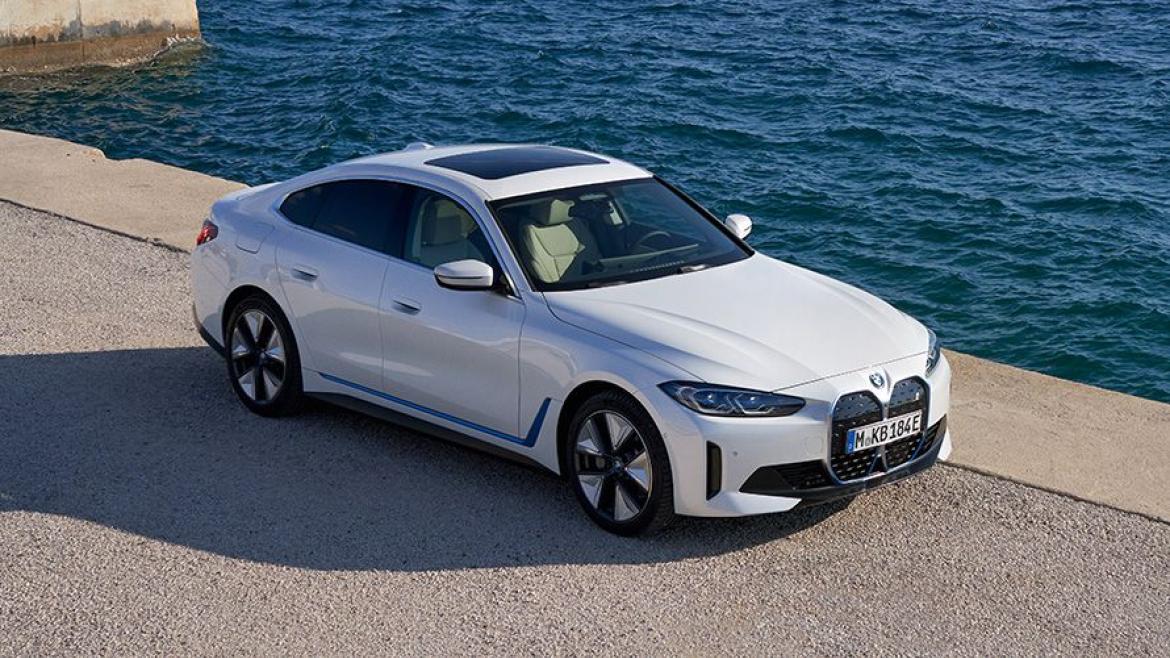 BMW i4:駆けぬける歓びは、電気で加速する。